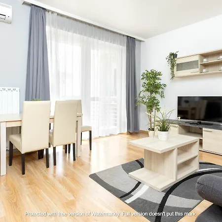 Corvin Plaza & Aparthotel 3*