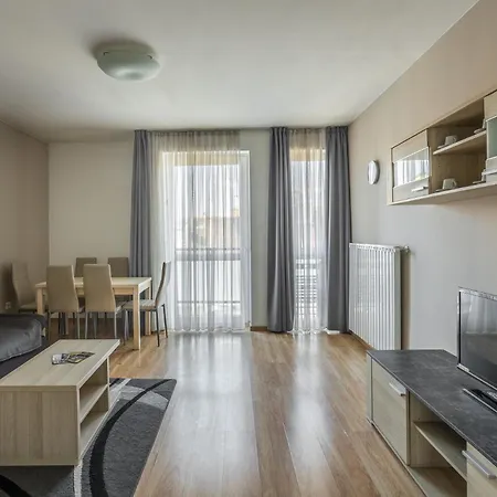 Corvin Plaza & Aparthotel 3*