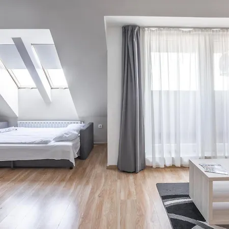 Corvin Plaza & Aparthotel 3*