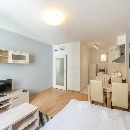 Corvin Plaza & Aparthotel 3*