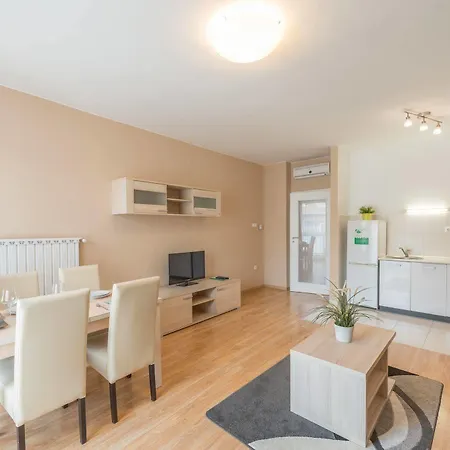 Aparthotel Corvin Plaza &