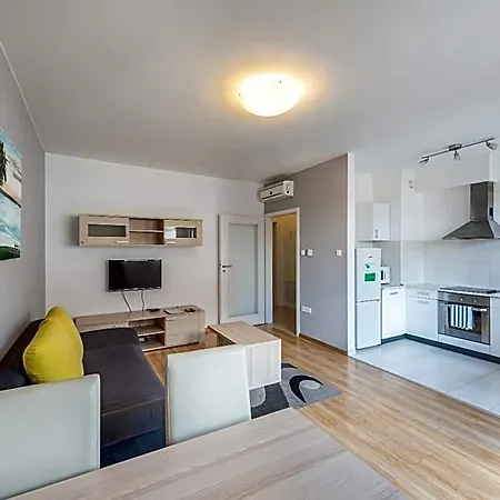 Corvin Plaza & Apart-hotel 3*