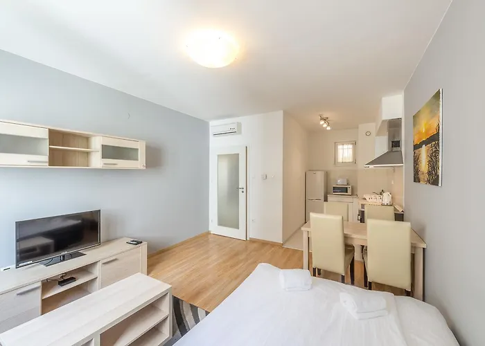 Corvin Plaza & Aparthotel 3*